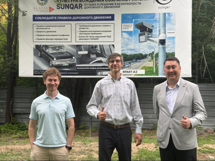 Представители КазСтандарт и SUNQAR на фоне баннера SUNQAR
